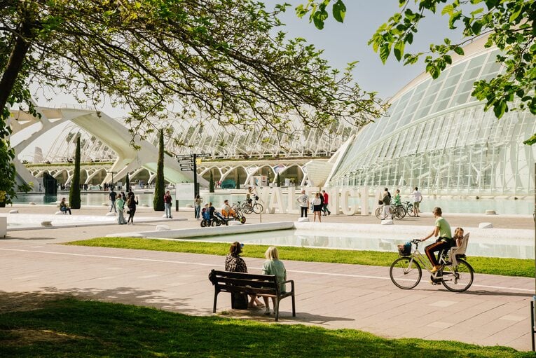 Bici en jardín del Túria