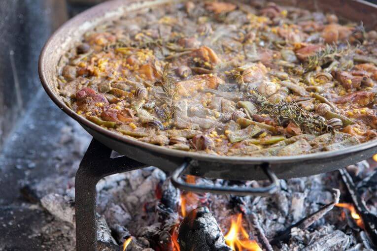 Paella valenciana a leña