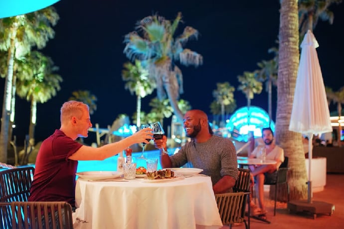 Coppia che cena a Marina Beach