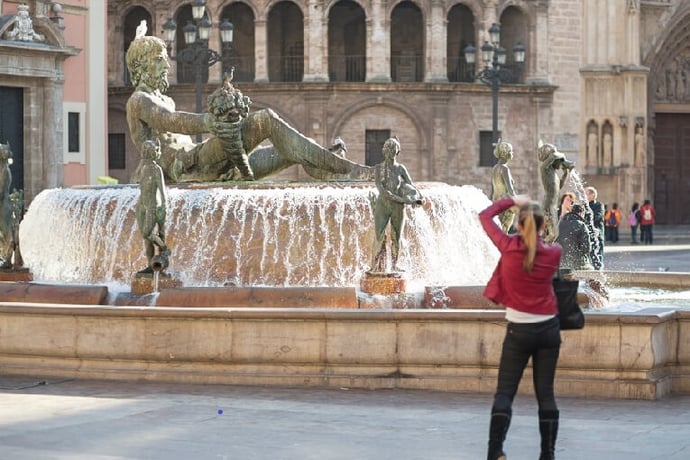 Tourist-taking-photo-of-Plaza-Virgen-VV-18939_1024_jpg