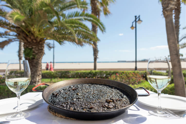 paella-arroz-negro-playa