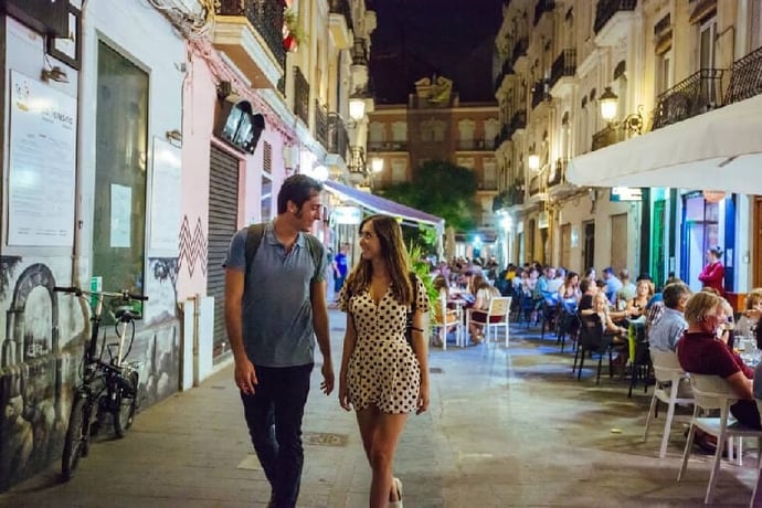 Coppia che passeggia nel centro storico