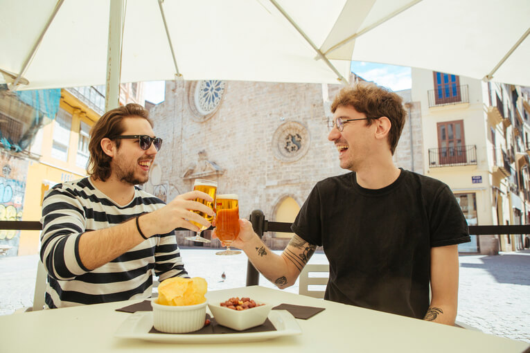 Freunde auf einer Terrasse in València